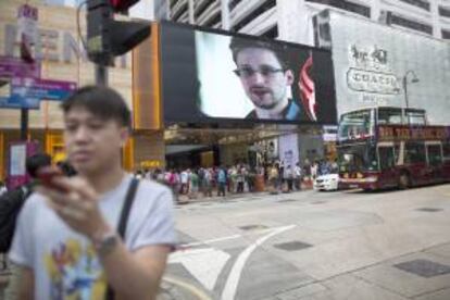 El rostro del ex técnico de la CIA Edward Snowden desplegado en la pantalla de un programa de noticias en Hong Kong (China). EFE/Archivo