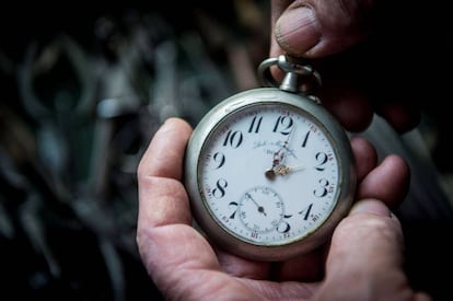 Bela Hatvani, descendiente de la nobleza húngara, atrasa una hora el reloj de bolsillo de la colección familiar en un museo en Kunszállás (Hungría).