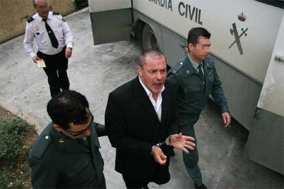 Tony King, cuando era conducido ayer a la sala de vistas de la Audiencia de Málaga.