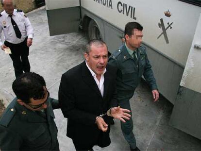 Tony King, cuando era conducido ayer a la sala de vistas de la Audiencia de Málaga.