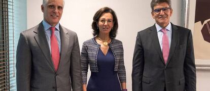 Fotografía facilitada por el Banco Santander, de su presidenta, Ana Botín, junto al nuevo consejero delegado, el italiano Andrea Orcel (i), puesto que ocupará a principios de 2019 y que hasta ahora desempeñaba José Antonio Álvarez (d), que pasa a convertirse en el único vicepresidente ejecutivo de la entidad.