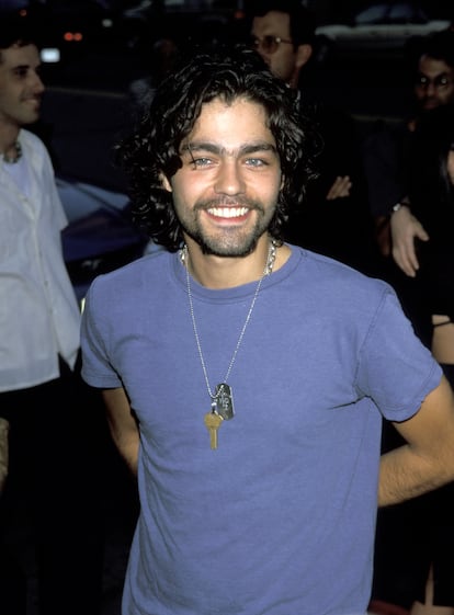 ADRIAN GRENIER – Antes de 'Entourage', Adrian Grenier (Santa Fe, 48 años) ya había paseado sus cejas tupidas y sus intensos ojos azules por clásicos del cine teen como 'Drive me crazy' junto a Melissa Joan Hart, pero fue su papel de Vincent Chase el que lo llevó a las carpetas adolescentes. En 'Entourage' interpretaba exactamente lo que era: un ídolo del cine adorado por su físico que trata de hacerse un hueco en producciones de enjundia. La excepcional serie de HBO era, además de una comedia divertidísima, una visita a las tripas de Hollywood desde el punto de vista de un séquito especialmente disfuncional. A quien la haya visto no pudo pillarlo de sorpresa el movimiento #metoo. En la imagen, Adrian Grenier en 1999.