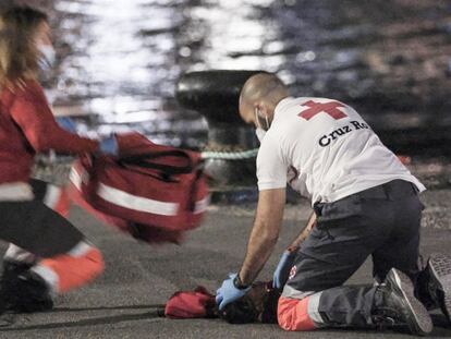 Two Red Cross workers racing to revive the child at the port of Arguineguín in Spain's Gran Canaria island.