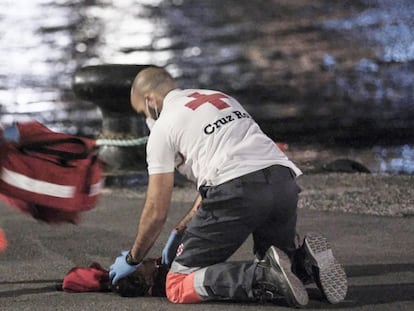 Dos voluntarios de Cruz Roja reaniman a la niña en el muelle de Arguineguín (Gran Canaria).