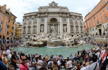 Millones de personas visitan la Fontana de Trevi cada año. El encuentro con el monumento puede ser breve, pero hay quienes se sientan frente a ellas durante horas para contemplar la majestuosidad del monumento. En el centro se encuentra un arco del triunfo modelato y un nicho que enmarca a Neptuno, dios del agua. A su lado le acompañan tritones y caballos alados con un esculpidos con un exquisito equilibrio asimétrico.