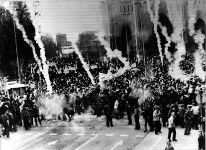 La policía disuelve con botes de humo una manifestación espontánea en el primer aniversario de los sucesos de Vitoria en 1977.