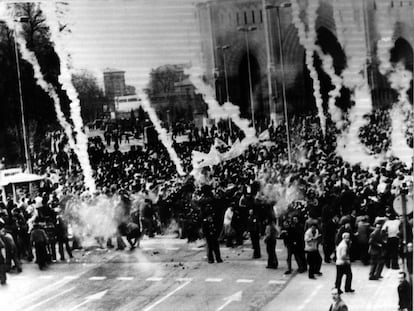 La policía disuelve con botes de humo una manifestación espontánea en el primer aniversario de los sucesos de Vitoria en 1977.