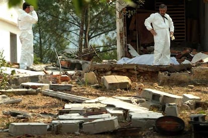 Operarios inspeccinan el lugar de la explosión en una empresa pirotécnica de Ourense.