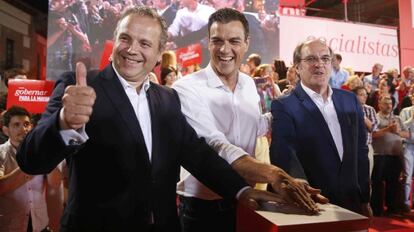 Los socialistas Antonio Miguel Carmona, Pedro Sánchez y Ángel Gabilondo.