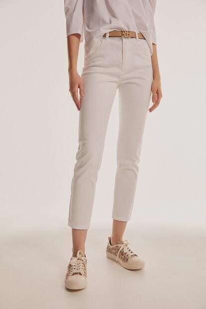 Estos pantalones de Pedro del Hierro están confeccionados en TENCEL y cuenta con cortes estratégicos pensados para realzar tu figura y crear un efecto push-up.

89,90€