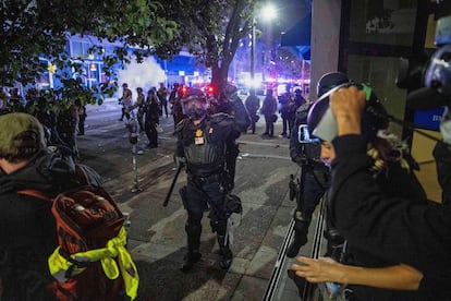 Policías antidisturbios durante las protestas de Los Ángeles.