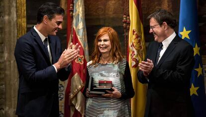 Carmen Alborch, cuando recogió la Alta Distinción de la Generalitat valenciana, el pasado 24 de octubre, junto al presidente del Gobierno, Pedro Sánchez (izquierda), y el 'president' de la Generalitat, Ximo Puig.