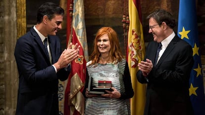 Carmen Alborch, cuando recogió la Alta Distinción de la Generalitat valenciana, el pasado 24 de octubre, junto al presidente del Gobierno, Pedro Sánchez (izquierda), y el 'president' de la Generalitat, Ximo Puig.