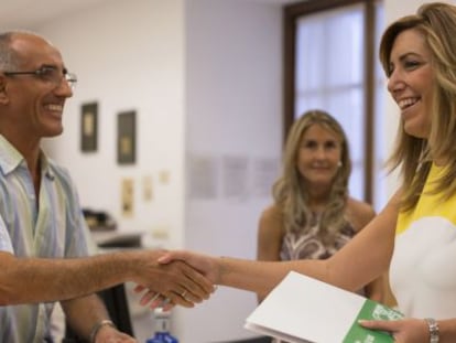 Susana D&iacute;az, en septiembre pasado, entrega su renta en el Parlamento.