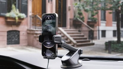 Este porta celular se fija en el salpicadero del coche y protege tu dispositivo
