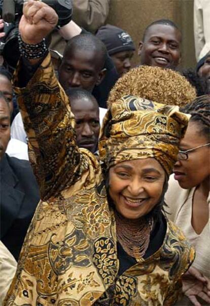 Winnie Mandela, en una foto de archivo de julio de 2004 tras salir de un tribunal de Pretoria.