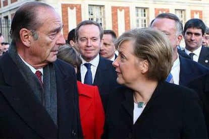 El presidente francés, Jacques Chirac, y la canciller alemana, Angela Merkel,  ayer en París.