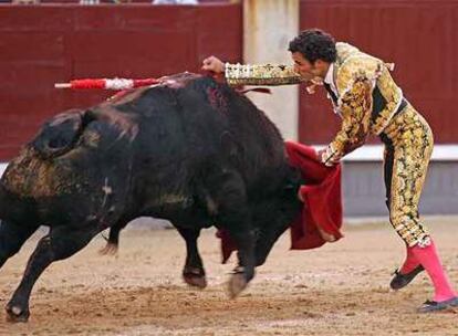 Matías Tejela entra a matar a su primer toro.