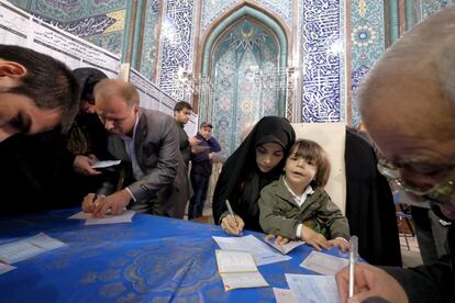 Iraníes rellenar sus papeletas en las elecciones para el Parlamento y la Asamblea de Expertos, en Teherán.