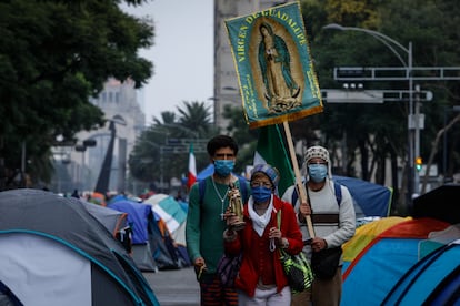 Acampamento da Frente Nacional Anti-Andrés Manuel López Obrador (FRENA) num importante cruzamento da Cidade do México, em setembro 2020.