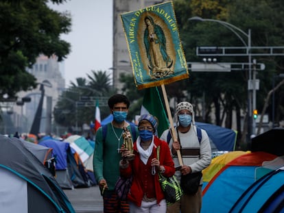 Acampamento da Frente Nacional Anti-Andrés Manuel López Obrador (FRENA) num importante cruzamento da Cidade do México, em setembro 2020.