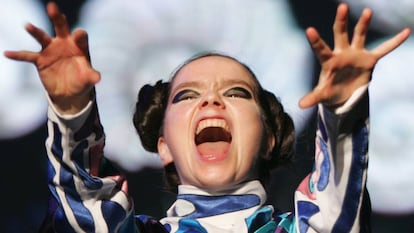 Josh Homme, Björk y otros músicos que agredieron a sus propios fans