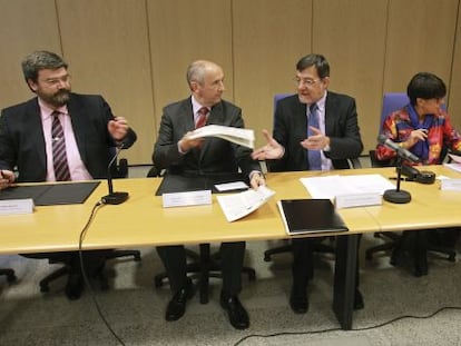 El presidente del Tribunal Superior Juan Luis Ibarra rodeado de dos consejeros del Gobierno y de representantes del Consejo General del Poder Judicial y de Eudel