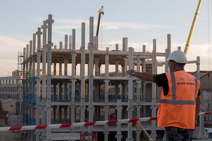 A construction worker in front of the MAD4 construction site, Interxion’s new data center in the Julián Camarillo industrial estate. 