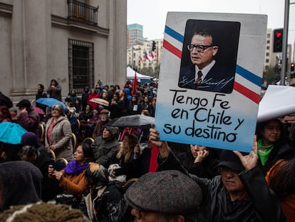 Ciudadanos portan pancartas con la imagen y palabras dichas por Salvador Allende, durante una manifestación en Santiago.