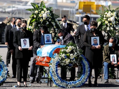 Familiares de un migrante lloran al recibir su féretro este viernes durante la repatriación de los cuerpos.