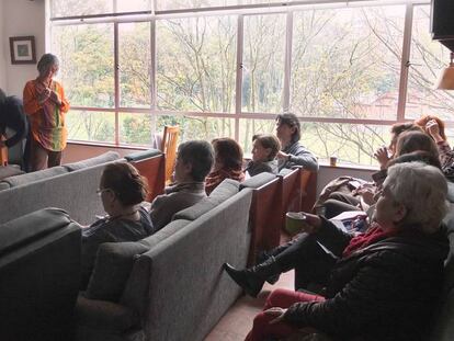 Diva Botero presenta a la profesora, a su izquierda, que va a impartir la clase sobre cine contemporáneo en el salón de su casa en Bogotá.
