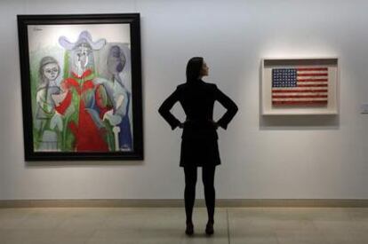 Sala de Christie&#39;s donde pueden verse los cuadros de Picasso (izquierda) y Johns, propiedad de Crichton.
