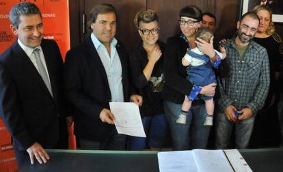O filho com seus três pais e o chefe de Gabinete da Província de Buenos Aires, Alberto Pérez.