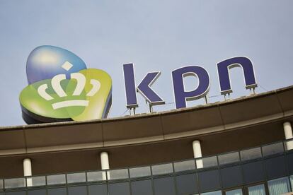 El logo de KPN sobre su sede central en La Haya.