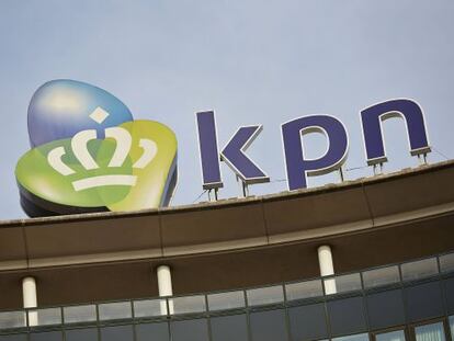 El logo de KPN sobre su sede central en La Haya.