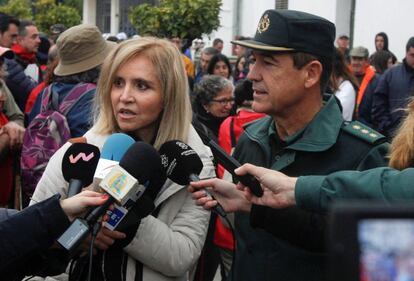 “Pensamos que haya tenido un accidente o que haya una segunda persona implicada”, ha reconocido esta mañana Ezequiel Romero, jefe de la Comandancia en Huelva, en declaraciones a los medios de comunicación congregados en la zona. En la imagen, la subdelegada del Gobierno en Huelva, Manuela Parralo, y el coronel jefe de la comandancia de la Guardia Civil en Huelva, Ezequiel Romero, atienden a los medios de comunicación en El Campillo (Huelva).