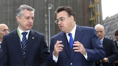 El lehendakari Iñigo Urkullu, junto al presidente de Enagás, Antonio Llardén, este jueves en Bahía de Bizkaia Gas (BBG).