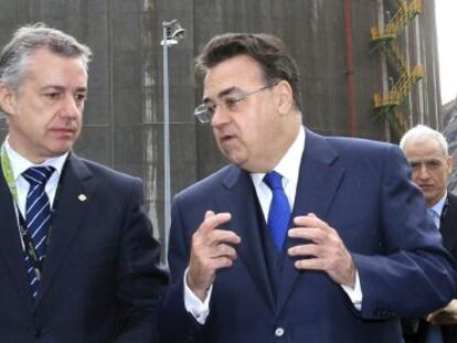 El lehendakari Iñigo Urkullu, junto al presidente de Enagás, Antonio Llardén, este jueves en Bahía de Bizkaia Gas (BBG).