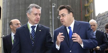 El lehendakari Iñigo Urkullu, junto al presidente de Enagás, Antonio Llardén, este jueves en Bahía de Bizkaia Gas (BBG).