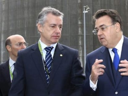 El lehendakari Iñigo Urkullu, junto al presidente de Enagás, Antonio Llardén, este jueves en Bahía de Bizkaia Gas (BBG).