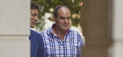 El ex director general de Trabajo Juan Márquez, junto a su abogado.
