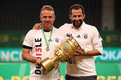 Hansi Fick (izquierda) y Hasan Salihamidzic posan con la Copa de Alemania 2020.