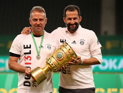 Hansi Fick (izquierda) y Hasan Salihamidzic posan con la Copa de Alemania 2020.