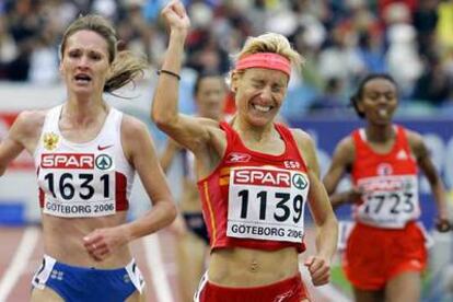 Marta Domínguez alza el puño tras cruzar primera la meta en la carrera de 5.000 metros.