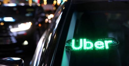 Logo de Uber, en un coche que ofrece servicio en la plataforma.