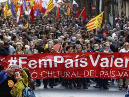 Una pareja se retrata ante la cabecera de la manifestaci&oacute;n convocada por Acci&oacute; Cultural del Pa&iacute;s Valencia (ACPV) con motivo del 25 d&#039;Abril.