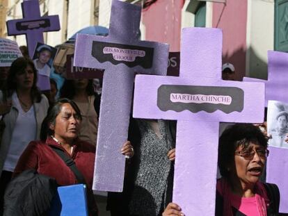 Mujeres activistas marchan en La Paz (Bolivia).