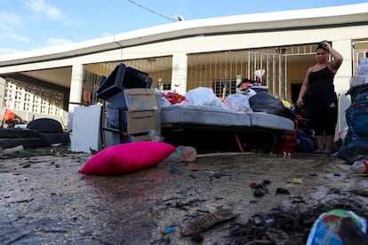 Una mujer afectada por Fiona delante de su casa en Toa Baja, Puerto Rico, el pasado 20 de septiembre.