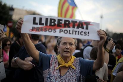 Una persona sujeta un cartel con el lema Libertad, presos políticos en la manifestación en Barcelona por el segundo aniversario del 1-O.
