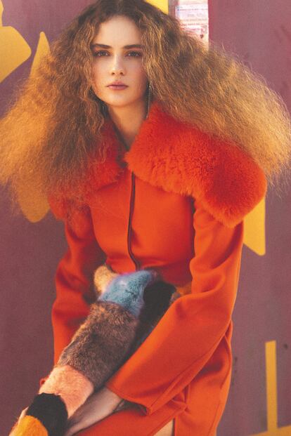 Como un Gustav Klimt

El largo importa. La calidad del ‘faux fur’, el falso pelo, permite acabados más lujosos. Hay que dejárselo crecer. Abrigo de SALVATORE FERRAGAMO (3.500 €) y estola de MANGO (35,99 €).